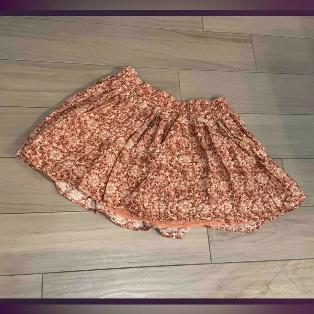 American Eagle Outfitters Cream Skirt MEDIUM waist 30in length 16in